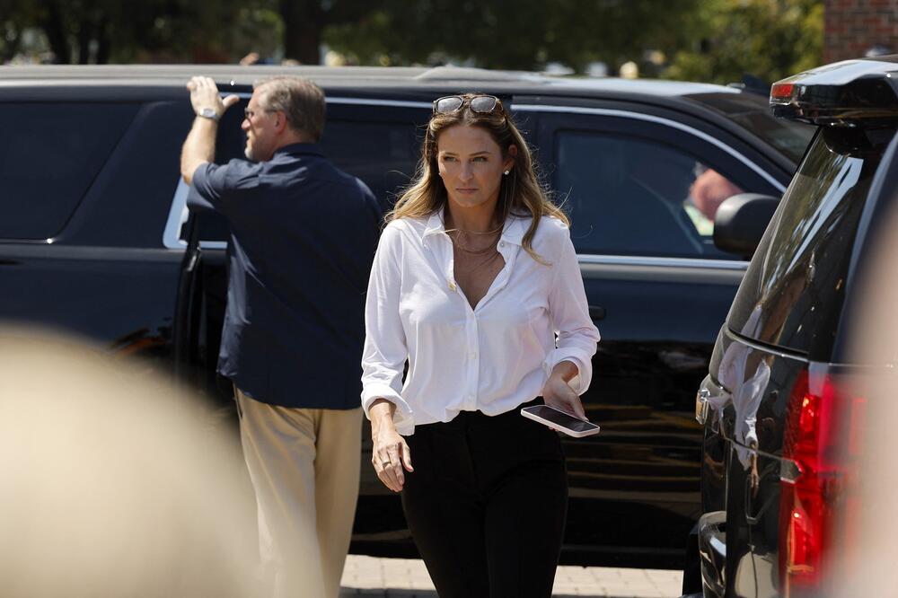 POMEŠALI JE SA MELANIJOM, A KAKO I NE BI? Lagano parira SLOVENSKOJ LEPOTICI, ova OPASNA CICA je Trampova... (FOTO)