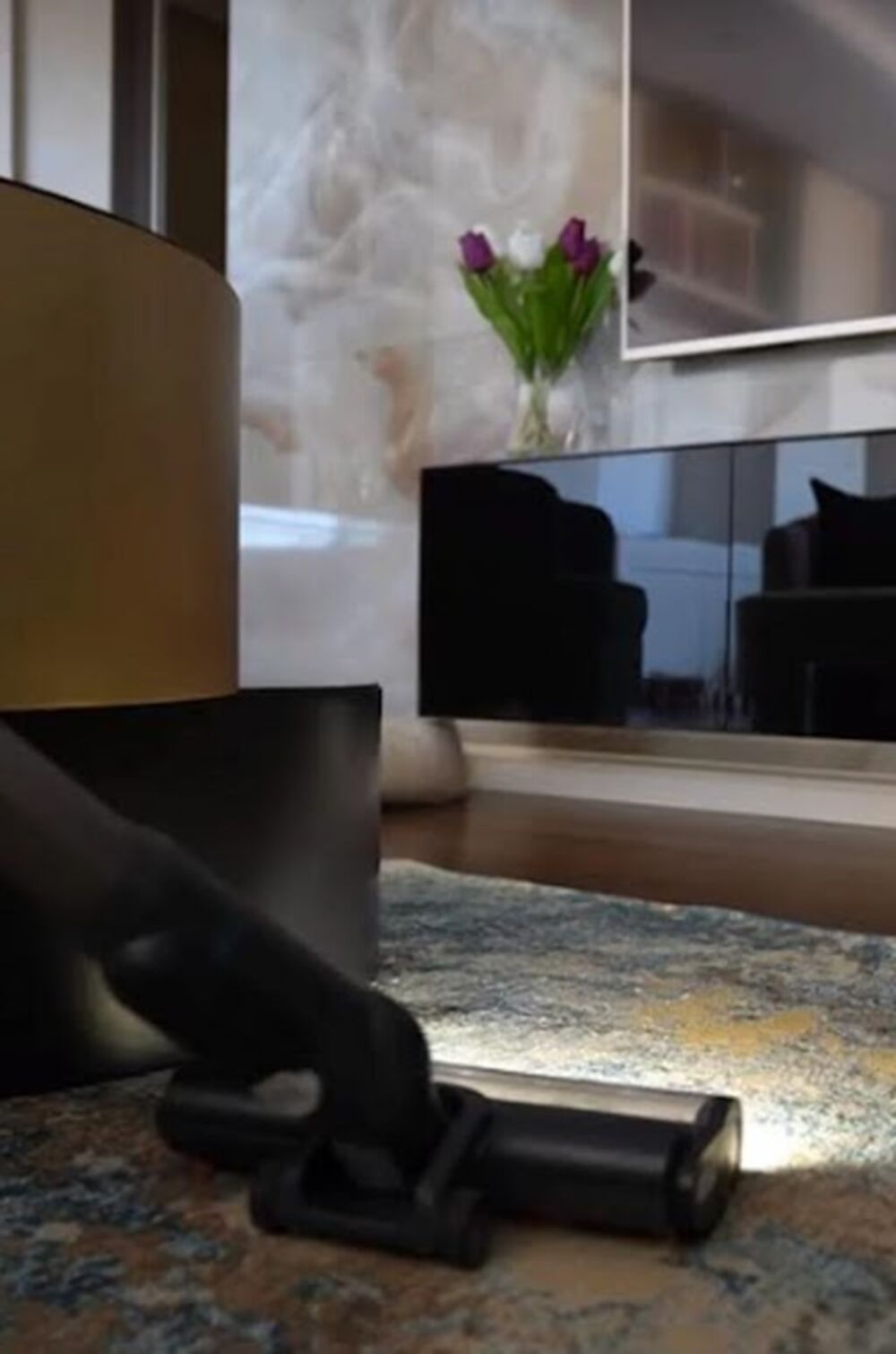 Stočić joj ukrašava vaza sa svežim lalama