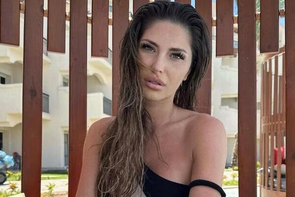 KAKVO TELO IMA OVA ŽENA, NE MOŽE ČOVEK DA JE SE NAGLEDA KAKO JE DOBRA: Voditeljka DOMINIRA U BIKINIJU, kakva MAČKA