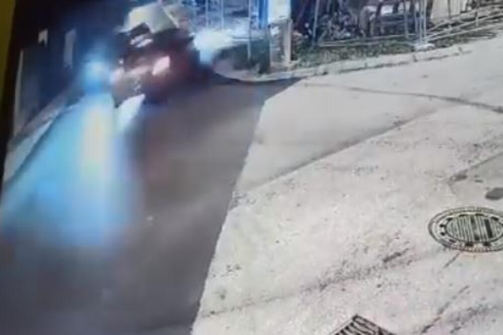 VOZAČ NA VOŽDOVCU UMALO POKOSIO PEŠAKA: Za dlaku izbegnut jeziv sudar, kamera sve zabeležila! (VIDEO)