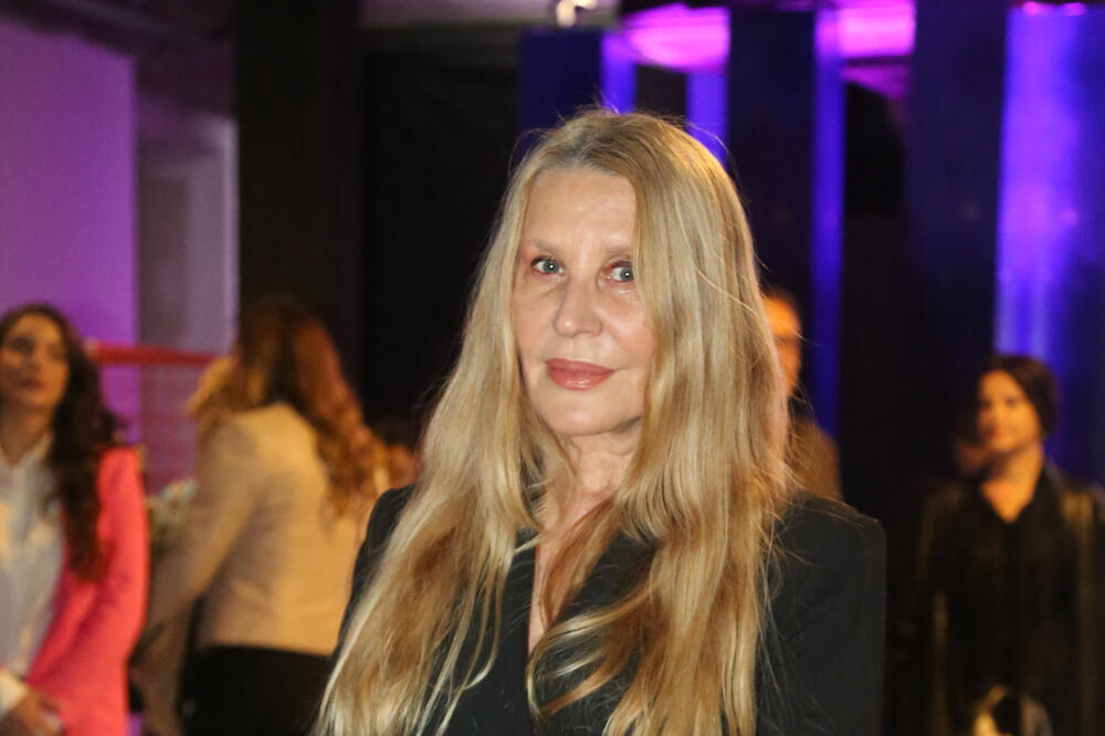 DA LI JE MOGUĆE DA NEKO OVAKO IZGLEDA U OSMOJ DECENIJI? Beograđani nisu prestajali da pričaju o Verici, ŽENA ZMAJ