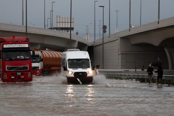ŠTA SE OVO DEŠAVA U DUBAIJU? Grad luksuza okovan nezapamćenim padavinama, sručila se godišnja količina kiše! (FOTO)