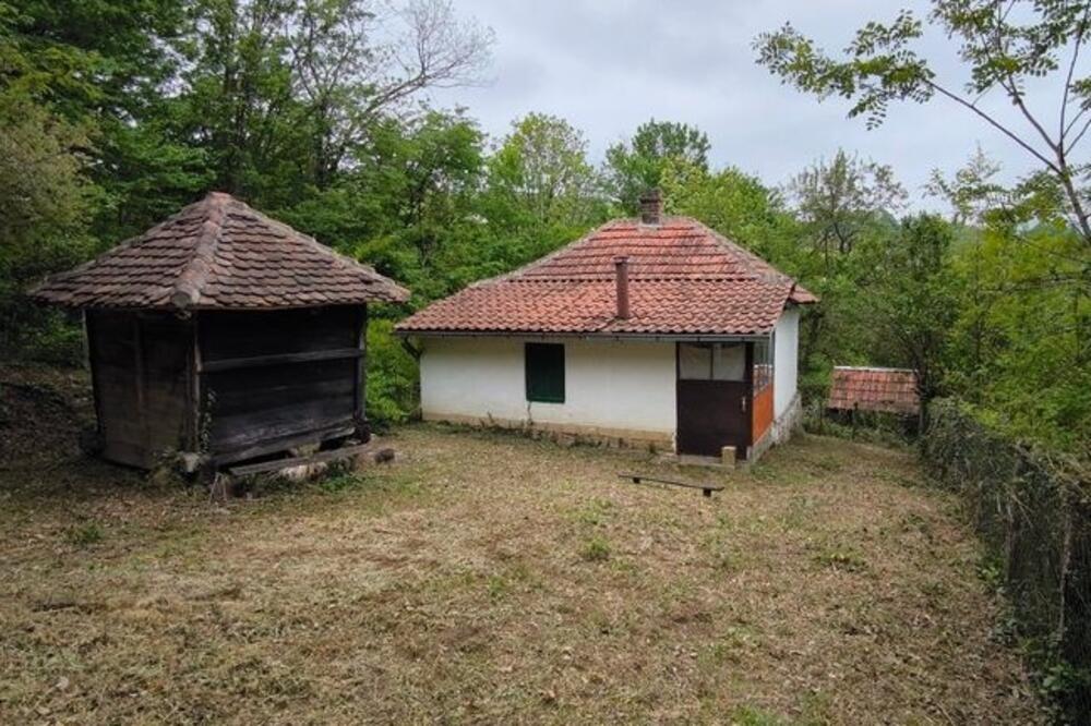 KUĆA, PLAC, A TEK KAKAV JE POGLED: Jelena prodaje imanje za 9.999 evra, ljudi ne veruju da je TOLIKO JEFTINO (FOTO)