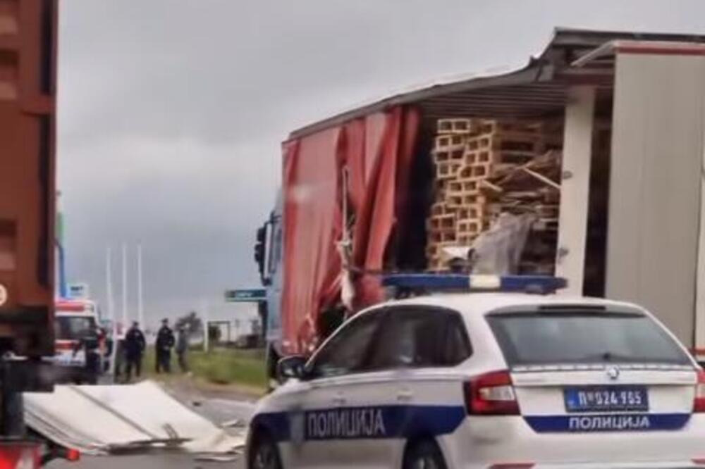TEŽAK UDES KOD AERODROMA "NIKOLA TESLA": Sudarila se dva kamiona, delovi vozila rasuti po putu (VIDEO)