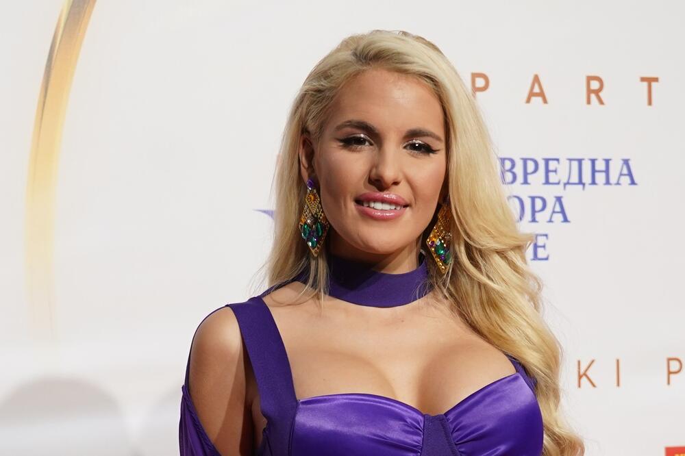 EVO ZAŠTO JE CEO BEOGRAD BRUJAO SINOĆ O NJOJ: Zanosna PLAVUŠA grudima podigla TEMPERATURU, a tek da vidite OVO