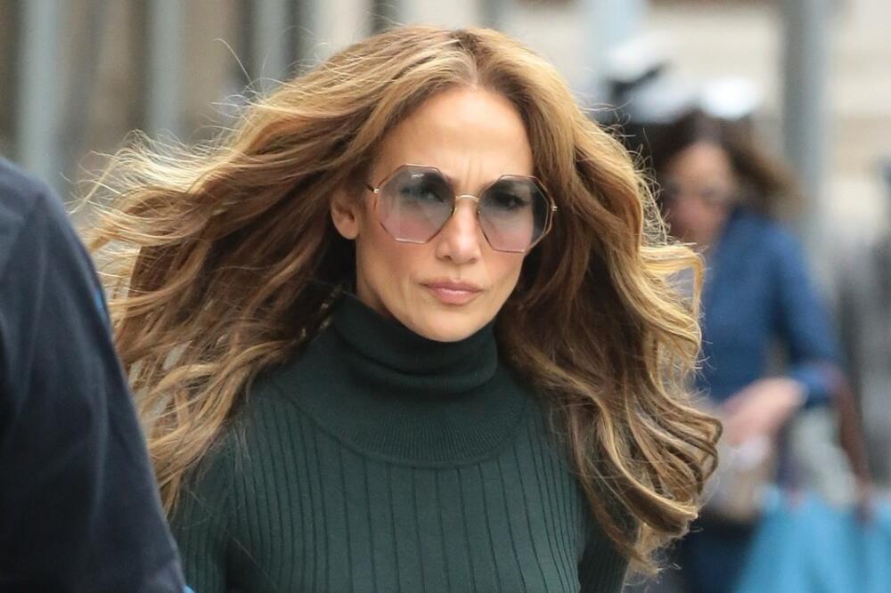 ŠTA JOJ SE DEŠAVA SA STOMAKOM? Zumiraćete fotografiju do KRAJA više puta: Ljudi tvrde da se zbog OVOGA SMEŽURAO