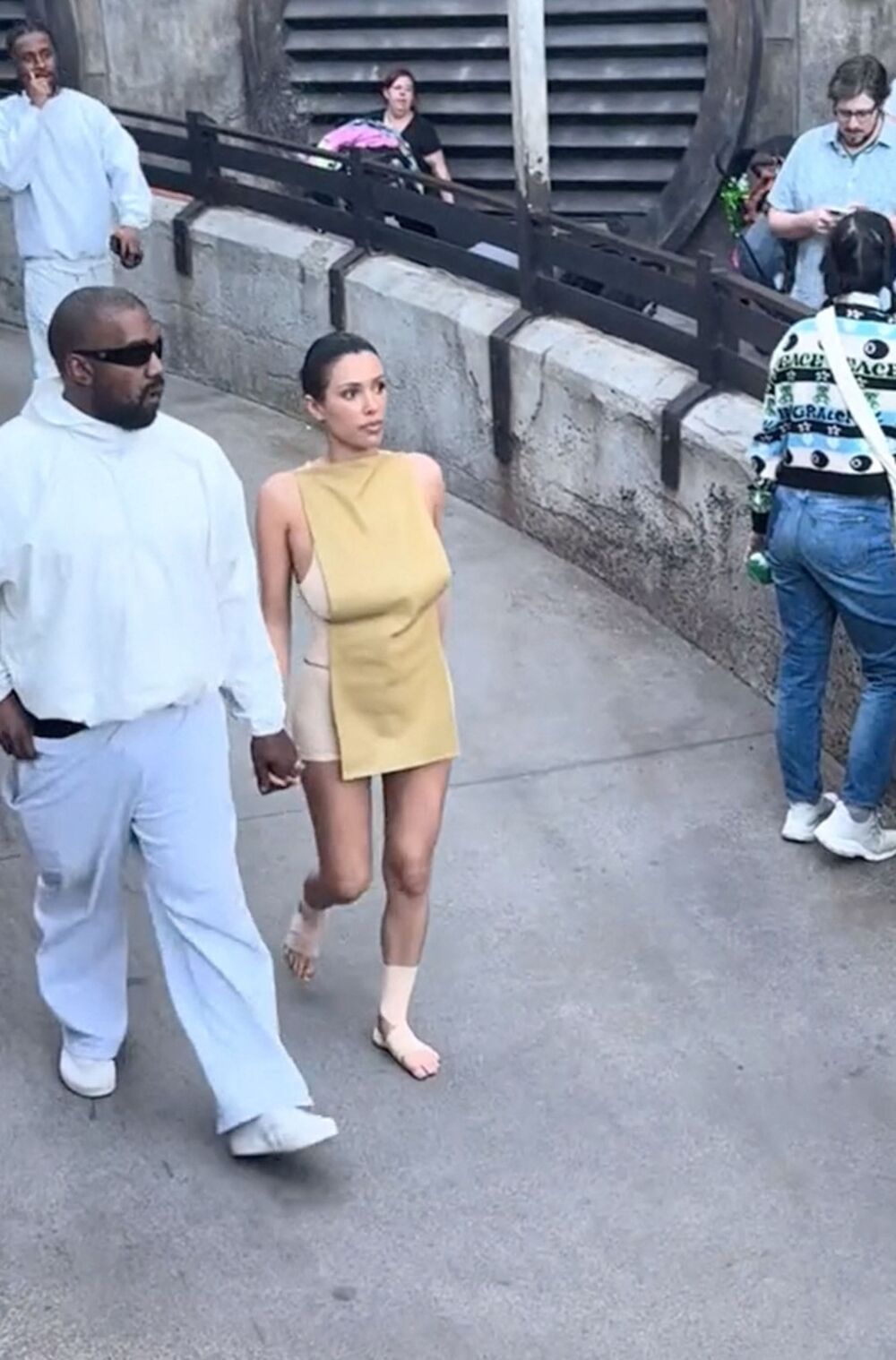 On bio obuven, a ona bosa, te mnogi tvrde da je on ovim ponižava pred svima