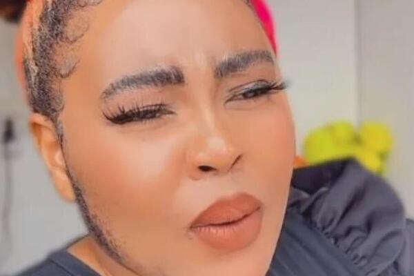 OVA ŽENA IMA BRADU I PONOSI SE TIME: Ljudi je gledaju sa GAĐENJEM, a njen muž baš to VOLI (FOTO)