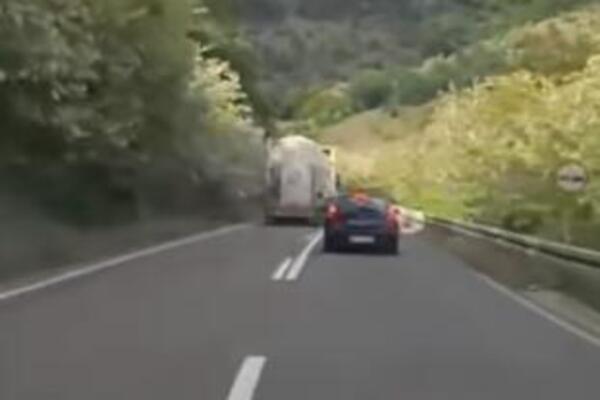 "ZBOG OVAKVIH NEDUŽNI STRADAJU": Divljačko preticanje na crnoj tački Ibarske magistrale zalediće vas u mestu VIDEO