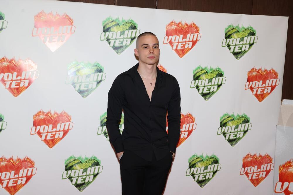 NEĆE VAM BITI DOBRO KADA VIDITE KAKO IZGLEDA VOJAŽEVA MAJKA: Fatalna plavuša svojim izgledom OSTAVILA SVE BEZ DAHA