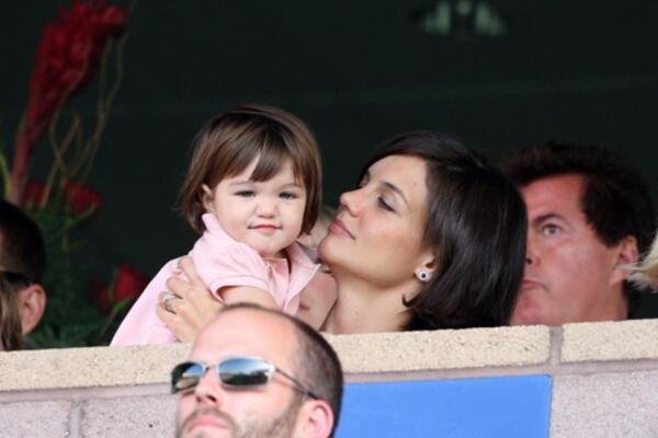 ODBACIO JU JE I NIJE VIDEO PREKO 10 GODINA Ćerka Toma Kruza se ODREKLA PREZIMENA i ŽIVI SKROMNO: Svi kažu da je...