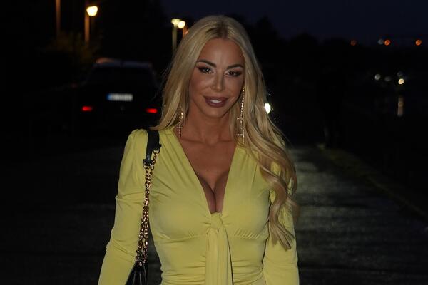 DA LI JE OVO NAJZGODNIJA VODITELJKA U SRBIJI? GRUDI ČVRSTE KAO BETON U VIS i izvajani BOKOVI: Plavuša ZAKUCALA SVE