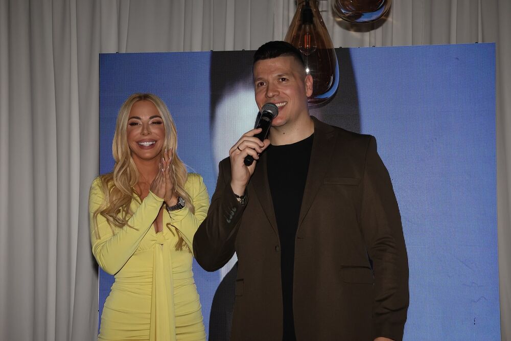 Zanosna voditeljka nije skidala osmeh sa lica