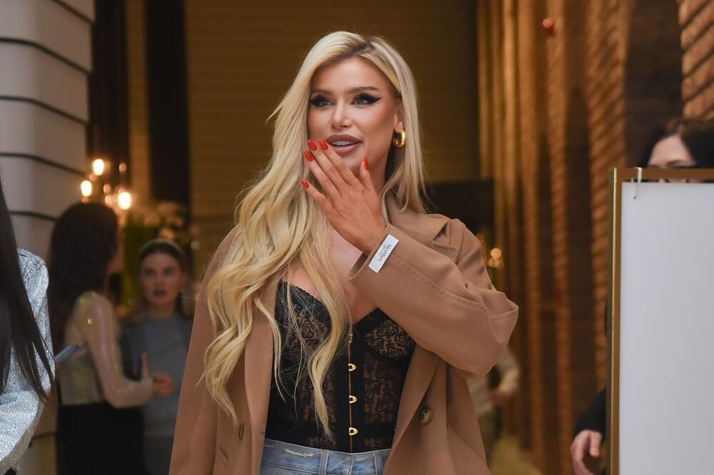 ZA FATALNOM PLAVUŠOM MUŠKARCI LUDE, ALI JOJ NE PRILAZE IZ 1 RAZLOGA: Svi u neverici nakon OVOG njenog PRIZNANJA