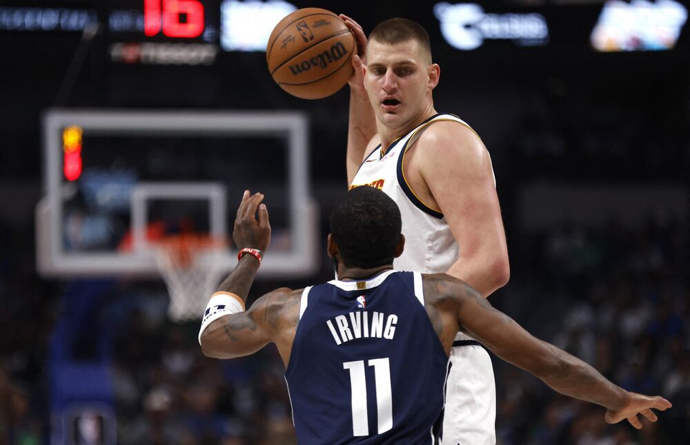 Nikola Jokić u duelu sa Kajrijem Irvingom 