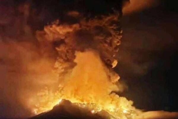 STRAHUJU DA SE TRAGEDIJA IZ 1871. GODINE NE PONOVI: Haos u Indoneziji nakon erupcije vulkana, u toku evakuacija
