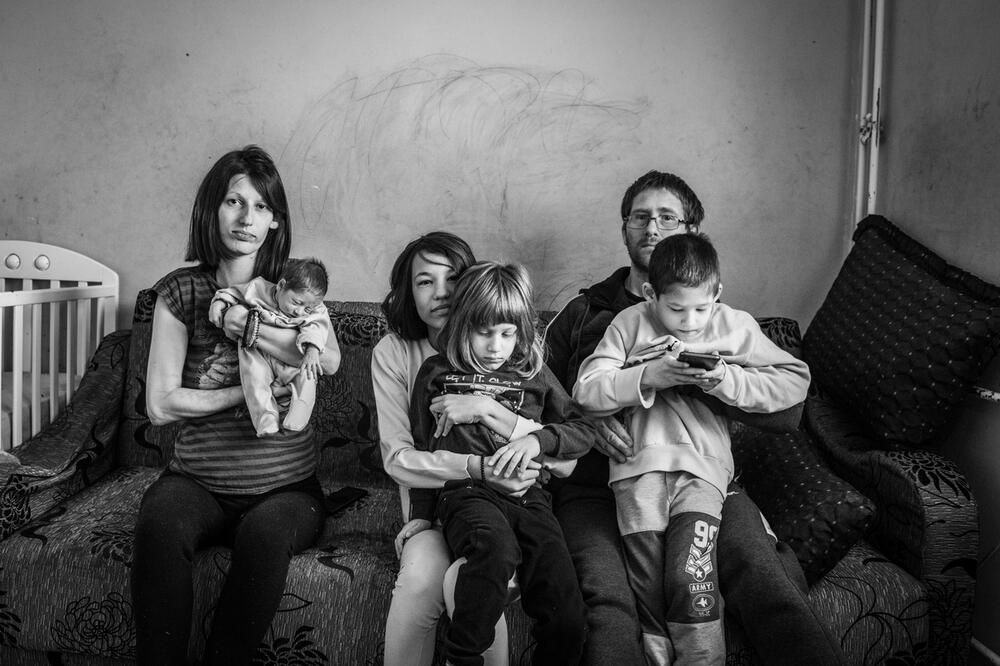 PORODICA STANOJEVIĆ IZ JAGODINE PODIŽE SEDMORO DECE U 30 KVADRATA: Troje imaju smetnje u razvoju (FOTO)