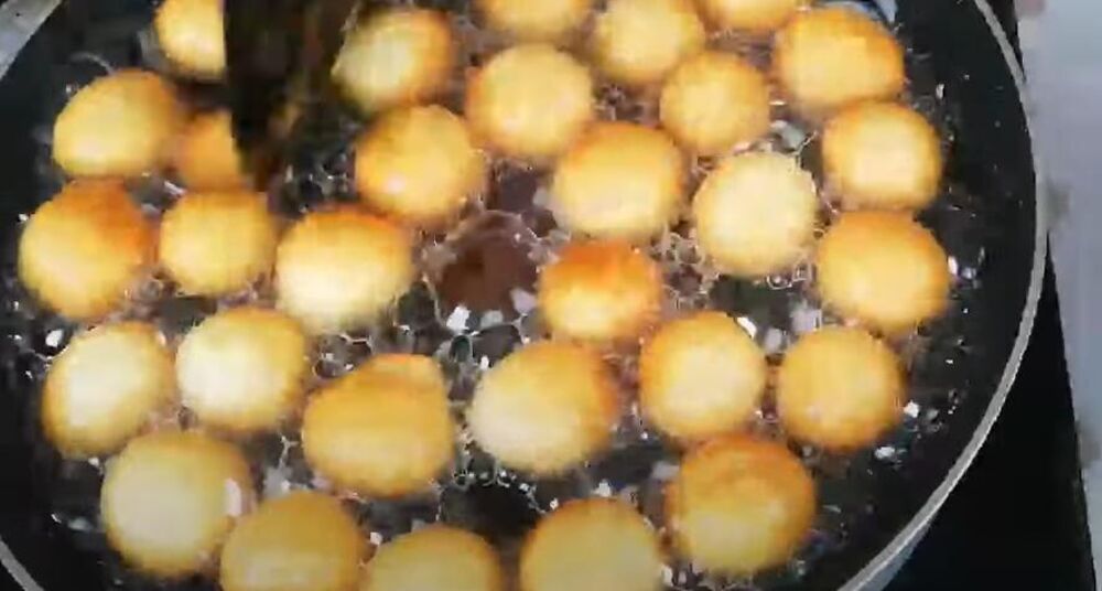 Turski kolač 'lokma' u tiganju