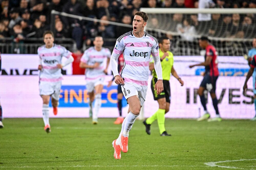 Dušan Vlahović slavi nakon postignutog gola 