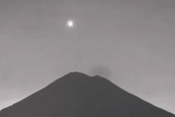 MISTERIOZNI OBJEKAT SNIMLJEN U MEKSIKU: Šta to ULEĆE U VULKAN?! Ovo sigurno nije napravio čovek (VIDEO)