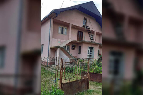 SLAVIČIN OGLAS ZALUDEO JE CELU SRBIJU: Šta mislite, za koliko prodaje ovu kuću na 2 sprata?