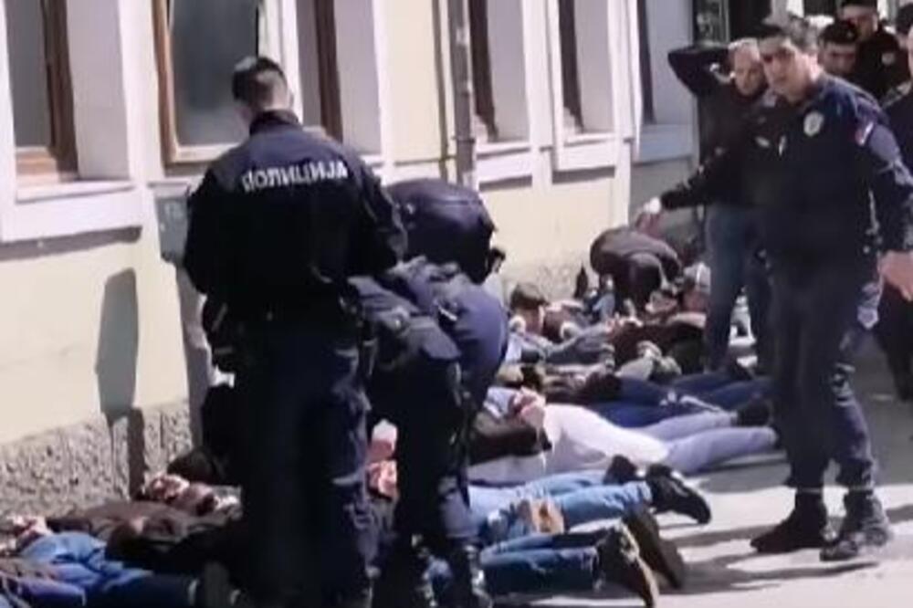 UZNEMIRUJUĆI SNIMCI: Pogledajte kako je policija POSTROJILA HULIGANE (VIDEO)