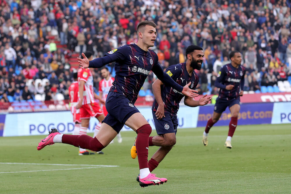 Bivši fudbaler Partizana Španiju menja Švedskom (Foto)