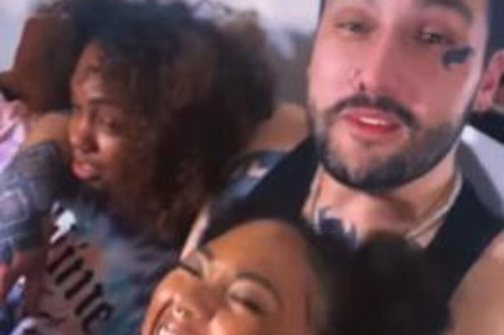 MUZIČAR ŽIVI U HAREMU SA 7 ŽENA, OVO PRAVILO SVAKA MORA DA ISPUNI: Sve moraju biti BISE*SUALNE, a u krevetu...