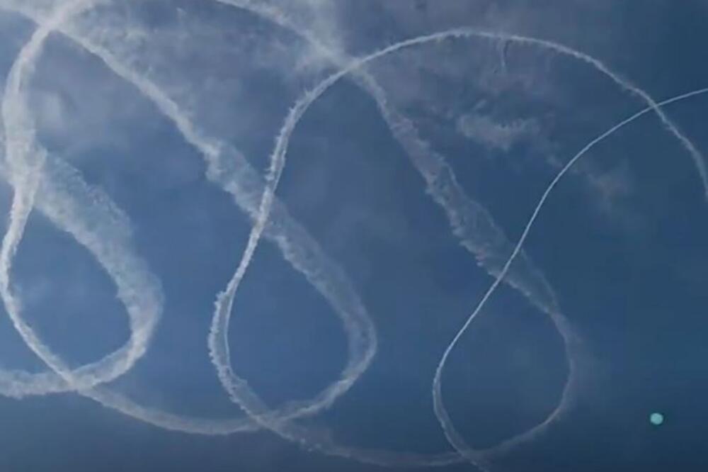 "KAKVI SU OVO KRUGOVI NA NEBU?": Hrvate uhvatila panika zbog neobične pojave, otkriveno šta se zapravo zbilo (FOTO)