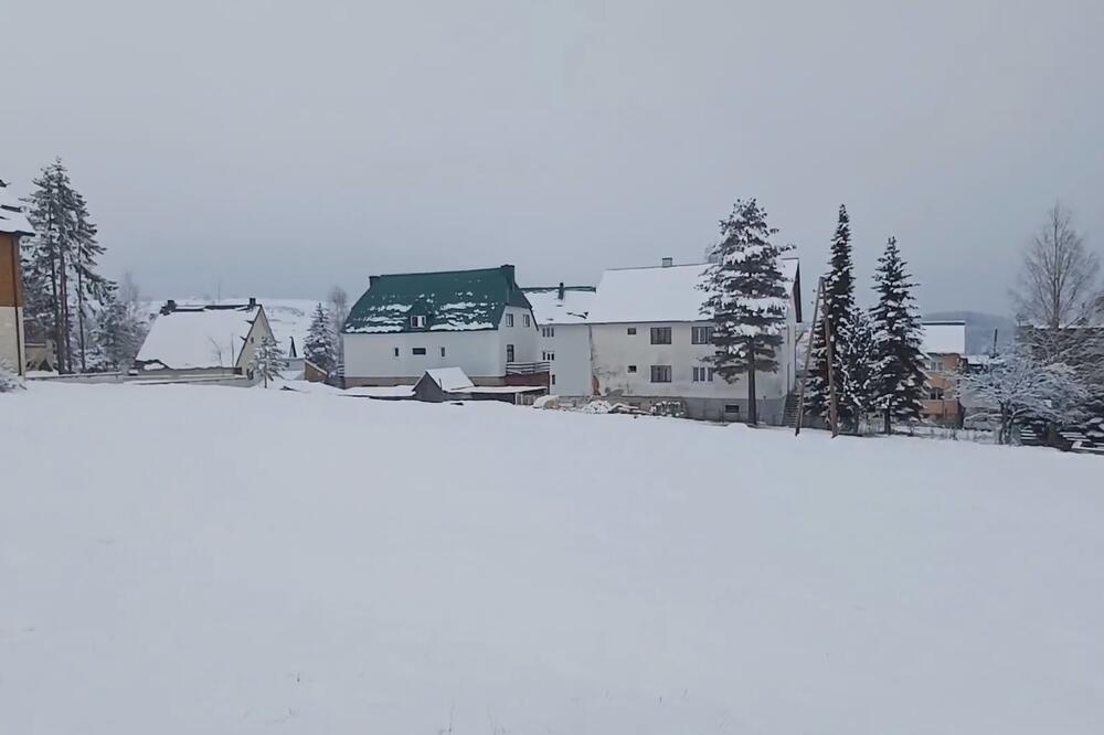 SNEG SATIMA PADA, NASTAO PRAVI SNEŽNI POKRIVAČ: Meštani u šoku, MEĆAVA USRED APRILA (FOTO)