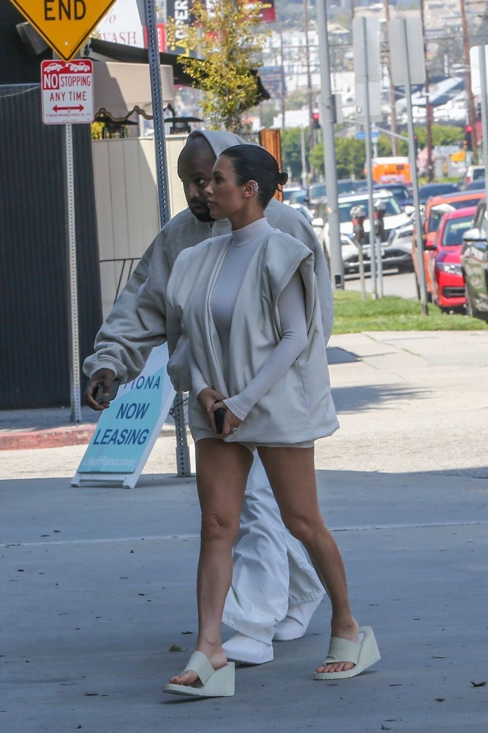 Privlači veliku pažnju svojim odevnim kombinacijama