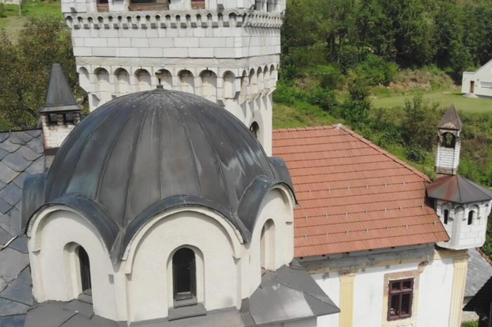 LJUDI UĐU SA SVEĆAMA MISLEĆI DA JE CRKVA, A ONDA USLEDI ŠOK: Šta se krije iza MISTERIOZNOG DVORCA kod Arilja? FOTO