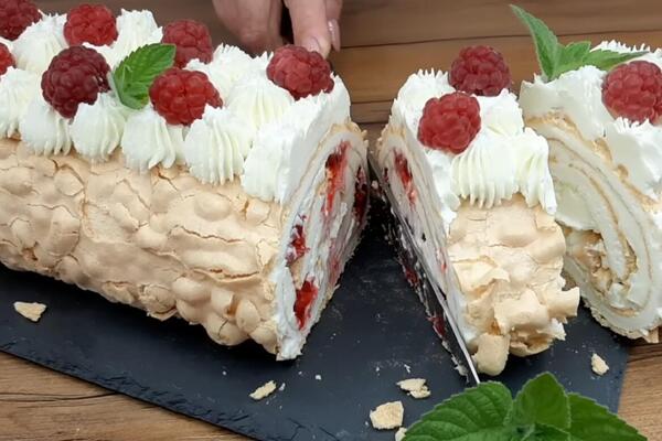 PROLEĆNI ULTRABRZI ROLAT: Hrskava korica i KREMASTI FIL SA MASKARPONE SIROM, neprevaziđeni ukus koji se topi