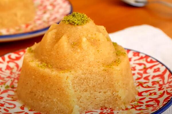 NAJUKUSNIJI TURSKI KOLAČ SA ALVOM I GRIZOM: "Irmik helvasi" - poslastica koja za samo par minuta nestaje sa tacne