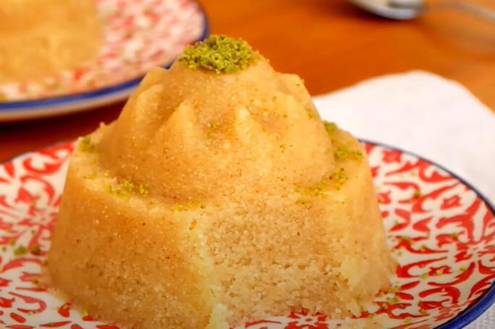 NAJUKUSNIJI TURSKI KOLAČ SA ALVOM I GRIZOM: "Irmik helvasi" - poslastica koja za samo par minuta nestaje sa tacne