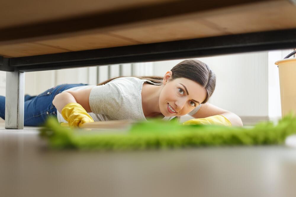 OČISTITE LAKO I NEPRISTUPAČNE DELOVE U VAŠEM DOMU: Bez pomeranja nameštaja – na OVAJ način!