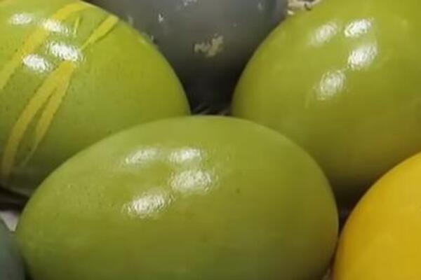 UZ POMOĆ JEDNOG POVRĆA JAJA ĆE IMATI PRIRODNU ZELENU BOJU: Bez kapi veštačkih boja - najbolja tehnika za Uskrs