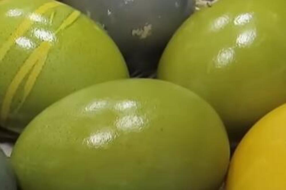 UZ POMOĆ JEDNOG POVRĆA JAJA ĆE IMATI PRIRODNU ZELENU BOJU: Bez kapi veštačkih boja - najbolja tehnika za Uskrs