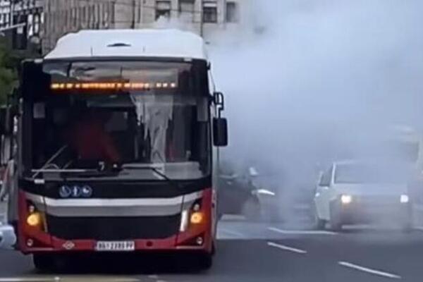 KULJAO DIM, PUTNICI U PANICI IZAŠLI NAPOLJE: Zapalio se autobus na LINIJI 31 (FOTO)