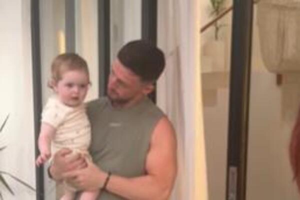 UGLEDALA BAKU NAKON DVE NEDELJE, PA... Reakcija ove bebe će vam ISTOPITI SRCA, slađi prizor niste videli (VIDEO)