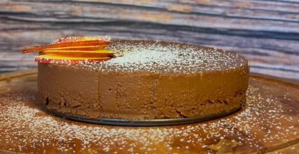 Kolač sa čokoladom i jabukama na tacni