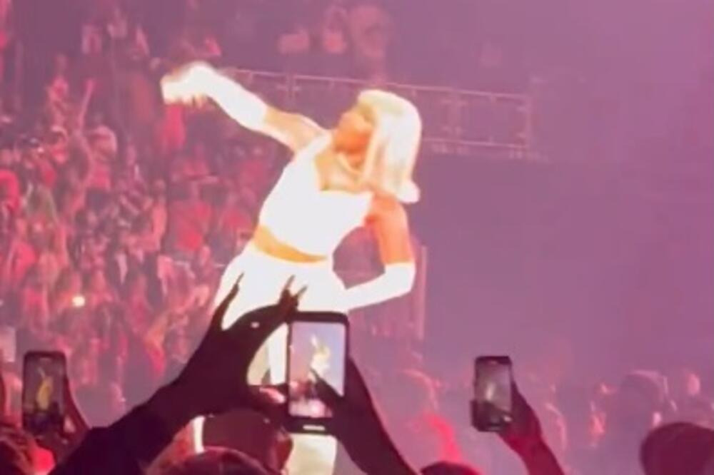 PAZI SE, ŽENO! Gađali poznatu reperku pravo u FACU, ona se RAZLJUTILA KAO RIS: Izmaknula se pa uzvratila (VIDEO)