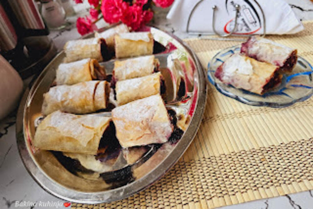 POSNA PITA SA VIŠNJAMA, GRIZOM I ORASIMA: Savršena kombinacija koja se TAMANILA U JUGI - po bakinom STAROM RECEPTU