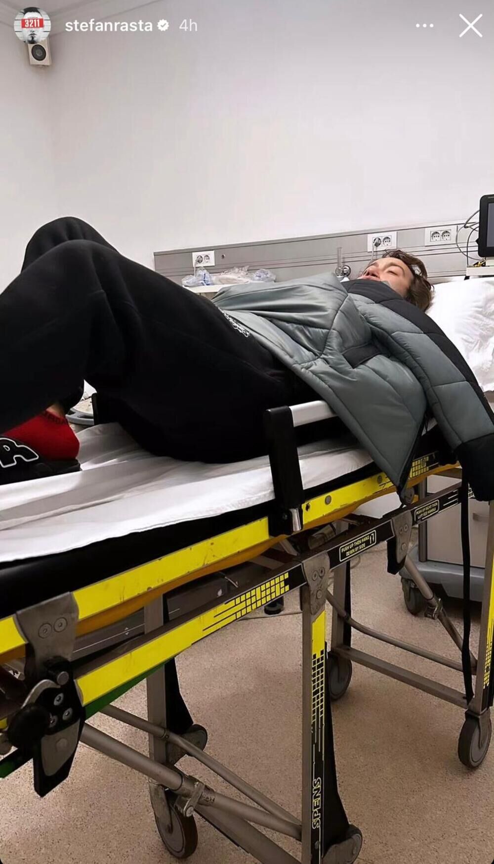 Prekriven je jaknom, a na nogama ima papuče