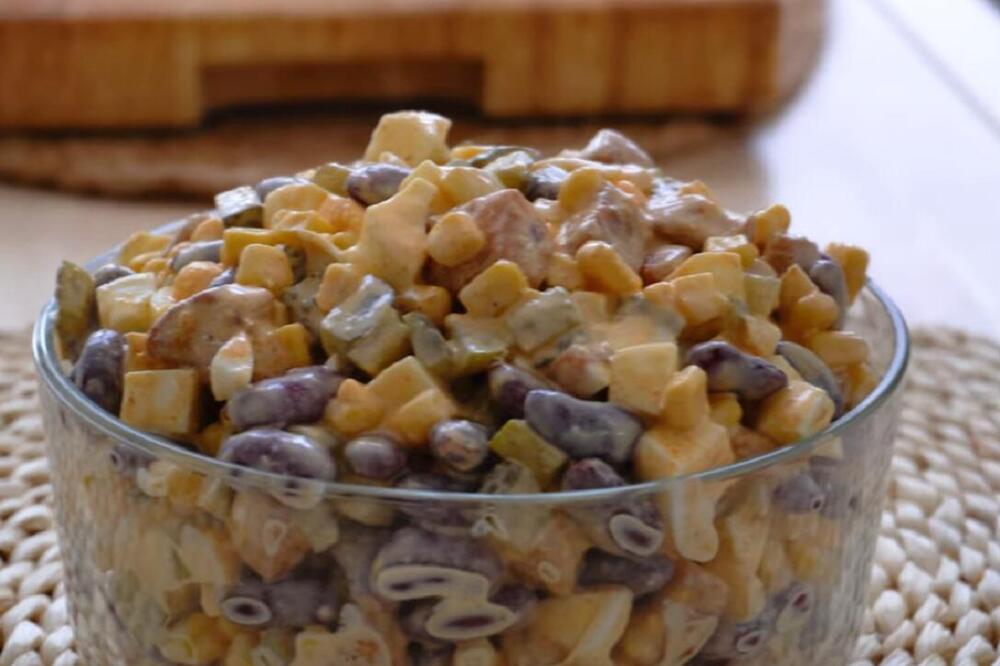 PILEĆA OBROK SALATA SA CRVENIM PASULJEM: Sprema se BRZO I LAKO, savršeno kremasta i puna PROTEINA (VIDEO)