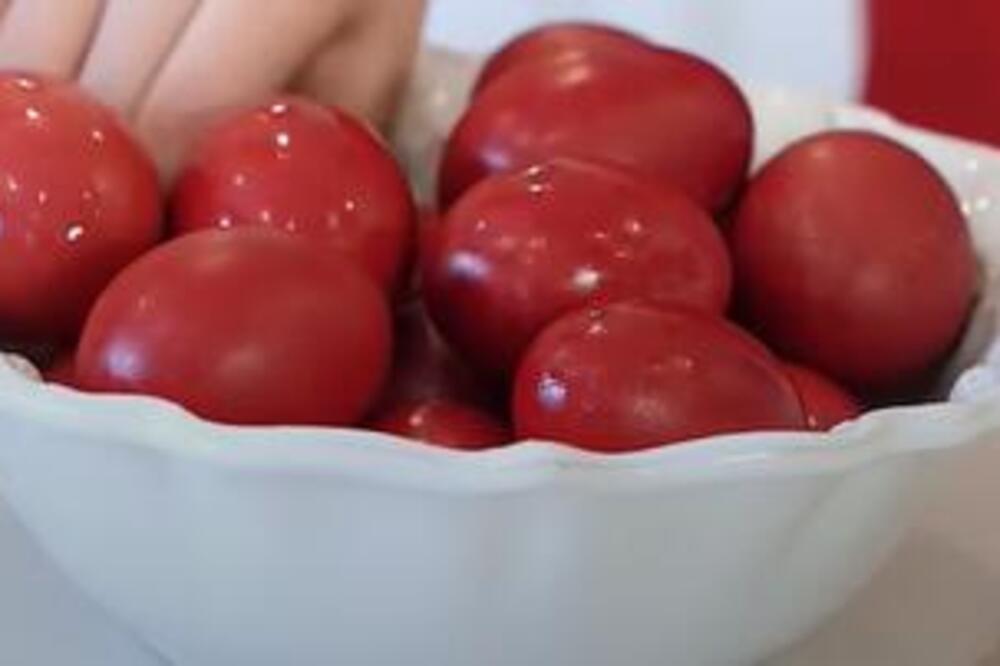 GRČKA TEHNIKA FARBANJA JAJA KIDA KOLIKO JE DOBRA: Najlepša crvena boja se dobija uz 1 trik - naše žene oduševljene