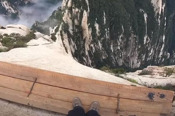 SULUDA AVANTURA NA KOJU SE SAMO NAJHRABRIJI USUĐUJU: Ovo je najopasnija staza za planinarenje na svetu (VIDEO)