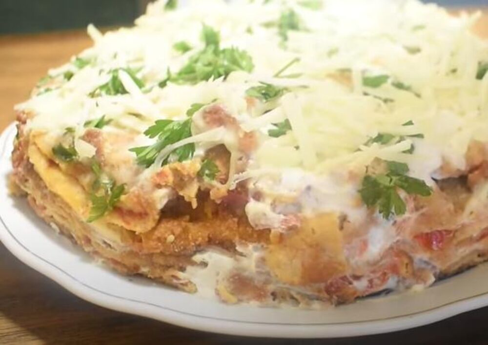 Slana torta od pečenih paprika na tacni