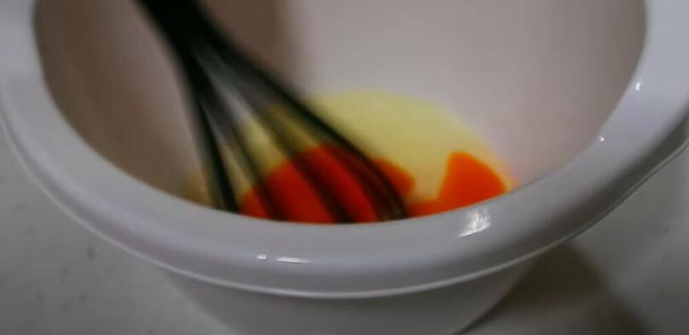 Mućenje jaja za kolač sa višnjama na čaše