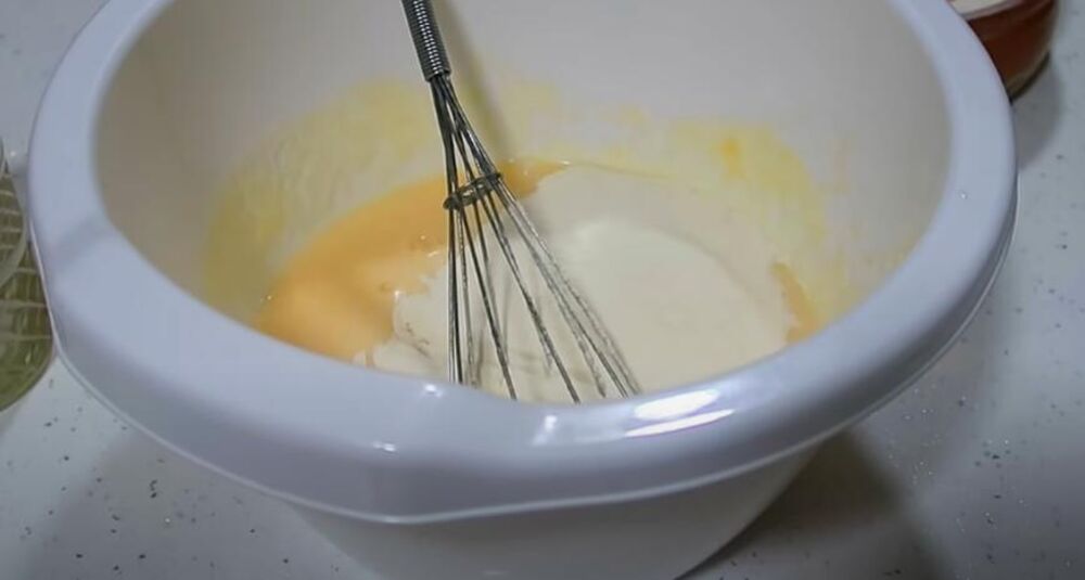 Pravljenje smese za kolač sa višnjama na čaše